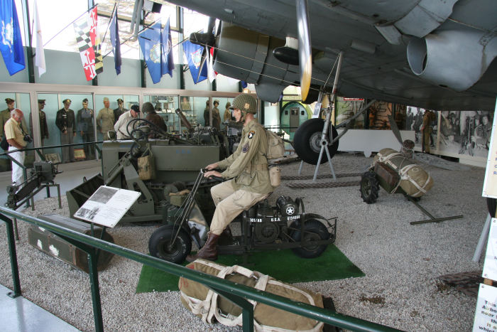 Musée U.S. Airborne i Sainte-Mere-Eglise. Et rigtig flot museum, hvor der var orginale fly og andet udstyr, som blev brugt under invasionen.