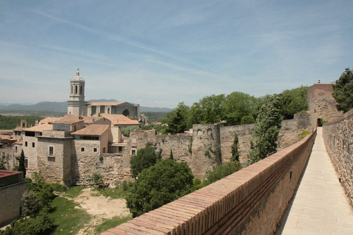 Bymuren rundt om den gamle bymidte i Girona er blevet rekonstrueret, og man kan gå oppe på muren hele vejen rundt om byen. Det er katedralen, der ses ude til venstre.