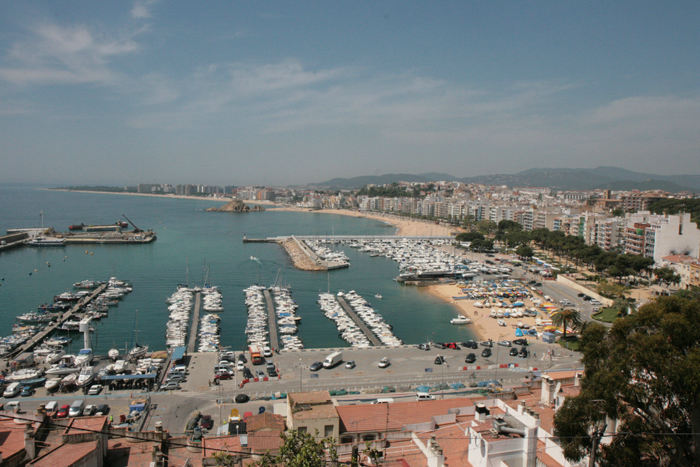 Udsigten ned over Blanes med havnen i forgrunden og klipperne Sa Palomera, Sa Pujola og Es Portell, der markerer begyndelsen på Costa Brava.
