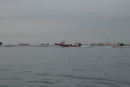 ”Fiskerræset” i Palamós. Fiskerbådene ligger stille på en linje uden for havnen; der lå ca. 30, og præcis kl. 06:55 giver de den fuld skrue og ræser ud mod fiskepladserne.