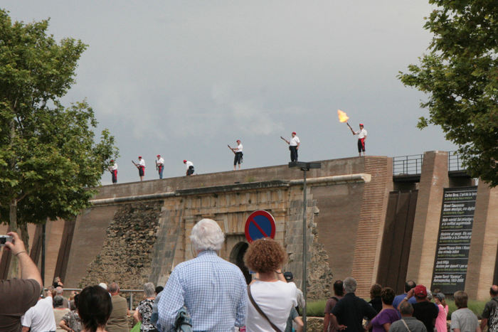 Som startskuddet for den store parade med kæmperne (gegantes) og kæmpehovederne (capgrosses) i Roses fyrede de skud af oppe fra fæstningsmuren på La Ciutadella.