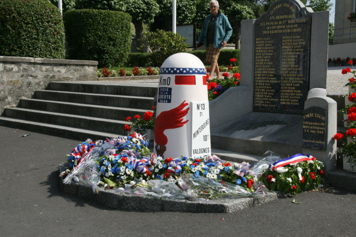 The milestones of liberty, som er rejst fra Utah Beach og Saint-Mere-Eglise og hele vejen til Bastogne i Belgien. Her 0 km i Saint-Mere-Eglise.