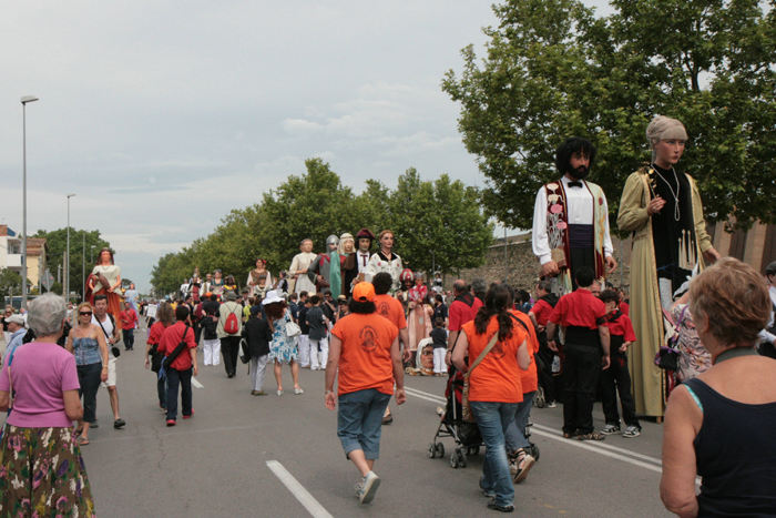 Kæmperne er ved at blive stillet op og gjort klar til den store parade. Kæmperne kommer fra forskellige byer rundt om i Catalonien, og de har supportere med.