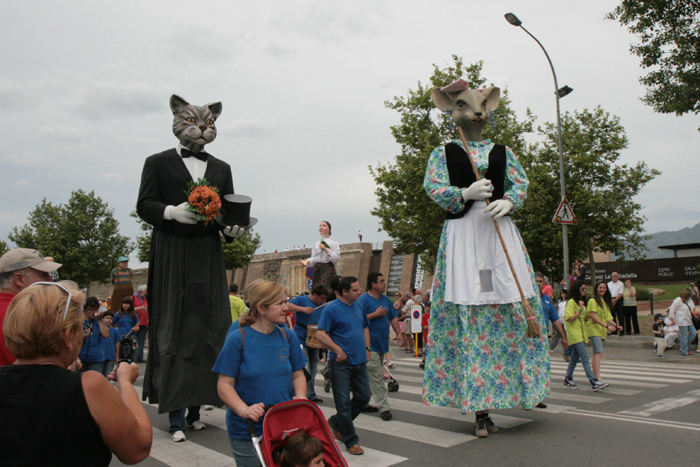 Fra kæmpernes parade i Roses. Mens de gik gennem gaderne, dansede de rundt. Lidt af et job, for de var ret tunge, og det var med at holde balancen. Der blev ofte skiftet bærer.