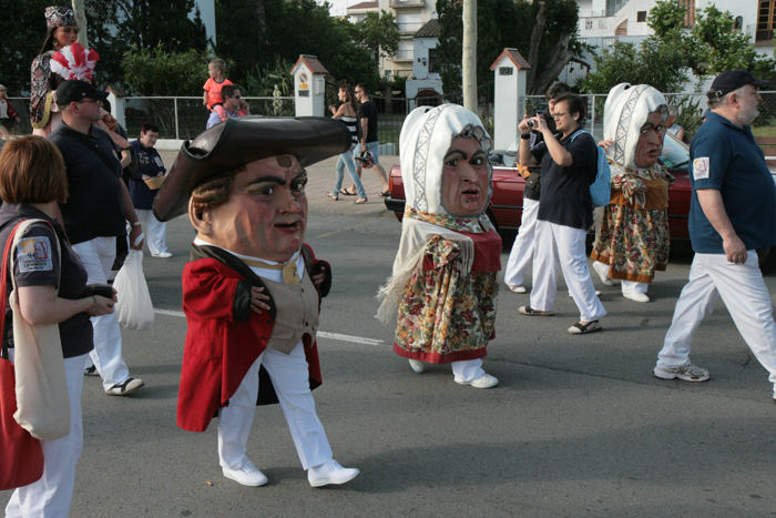 Til kæmpernes parade i Roses var der også en del kæmpehoveder (capgrosses); der var nogle af dem, der var ret festlige.