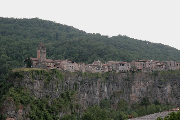 Byen Castellfollit de la Roca er en af de smalleste byer i Catalonien. Den består kun af to rækker huse med en smal gade imellem.