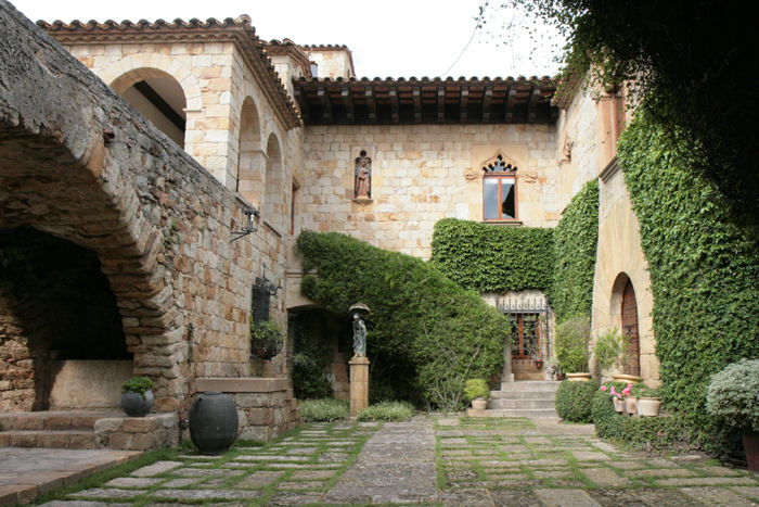 El Castell i middelalderbyen Pals i Catalonien. El Castell er fra 1478 og noget at det nyeste byggeri i byen.