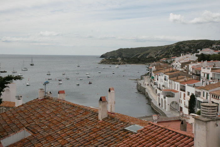 Udsigten ud over bugten i Cadaqués  med ankerliggerne. Der er ingen havn i Cadaqués; men gode ankerpladser og mange bøjer. Meget åben mod SØ.  