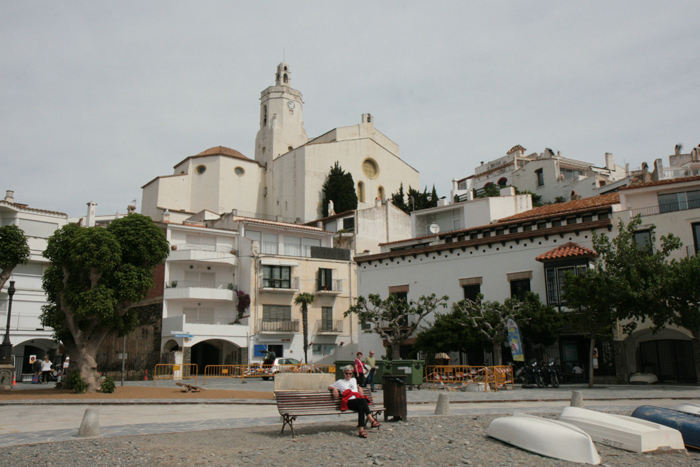 Cadaqués er bygget op ad en klippe, og på toppen ligger kirken. En temmelig stor kirke i forhold til byens størrelse. 
