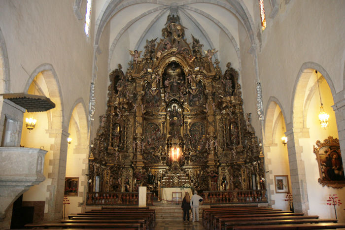 Església Santa Maria i Cadaqués. Vi syntes kirken var stor udefra; men vi blev alligevel overraskede over, hvor stor altertavlen var, da vi kom ind i kirken. Den var meget imponerende.