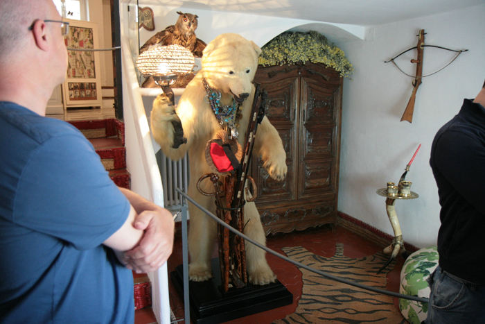 Entreen i Casa-Museu Salvador Dali i Port Lligat. Rummet kaldes Vestibulo del oso – hall med bjørn. Ikke uden grund.  