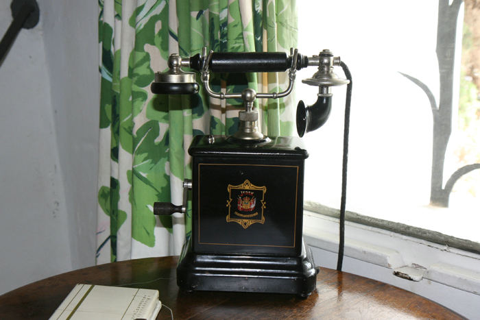 En af de pudsige ting, vi så i Casa-Museu Salvador Dali, var en telefon fra Jydsk Telefons Aktieselskab - hvordan mon den er havnet her? 