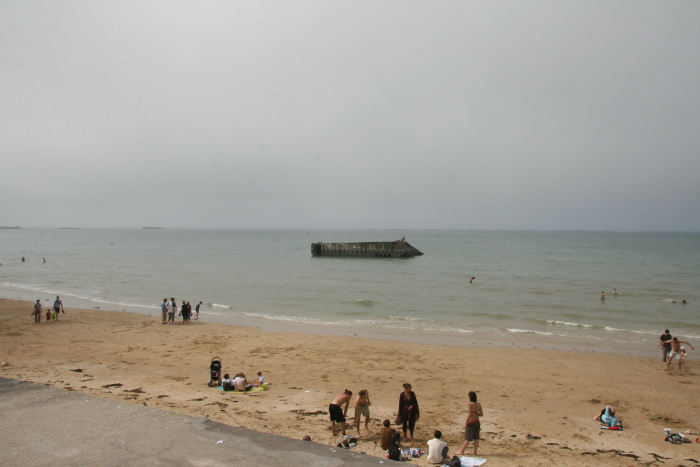 Arromanches på Golden Beach, hvor englænderne gik i land. Man kan stadig se resterne af den transportable havn, som de havde med fra England.