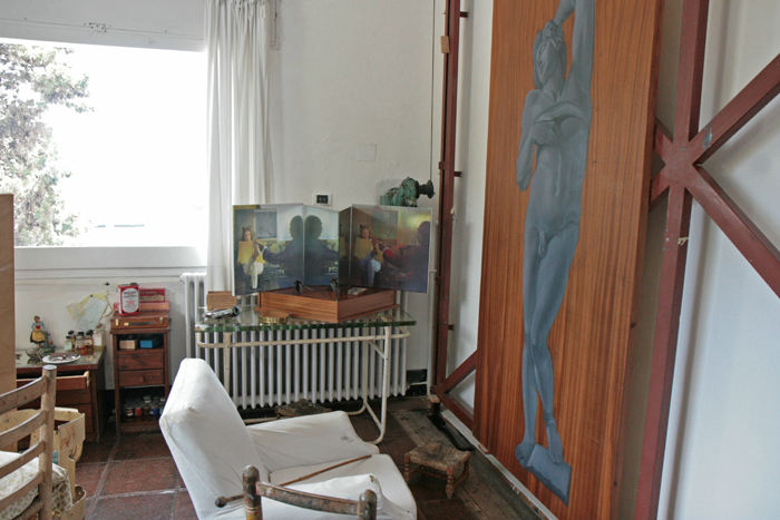 Dali’s arbejdsværelse i Casa-Museu Salvador Dali. Det specielle er, at han altid sad ned og malede og havde lavet staffeliet, så det kunne køre ned i gulvet, når han skulle male øverst på billedet. 