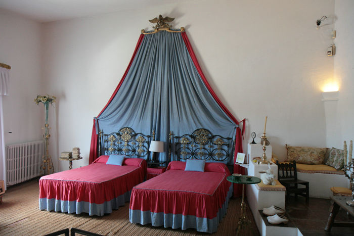 Salvadors og Gala’s soveværelse i Casa-Museu Salvador Dali i Port Lligat. Dali havde fået hængt et spejl op, så han kunne ligge i sengen og se solopgangen ude over havet. 