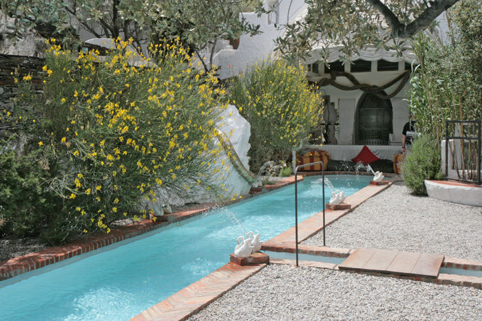 Swimmingpoolen i Salvador Dali’s hus i Port Lligat. Den var omkranset af små springvand og for enden var indrettet en slags spise-/opholdssted.