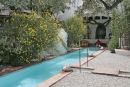 Swimmingpoolen i Salvador Dali’s hus i Port Lligat. Den var omkranset af små springvand og for enden var indrettet en slags spise-/opholdssted.