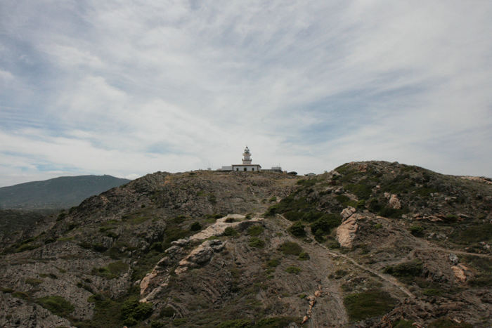 Fyrtårnet ude på Cap de Creus. Hele området omkring fyret og store dele af halvøen er udlagt som naturpark. 
