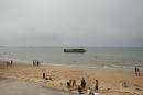 Arromanches på Golden Beach, hvor englænderne gik i land. Man kan stadig se resterne af den transportable havn, som de havde med fra England.