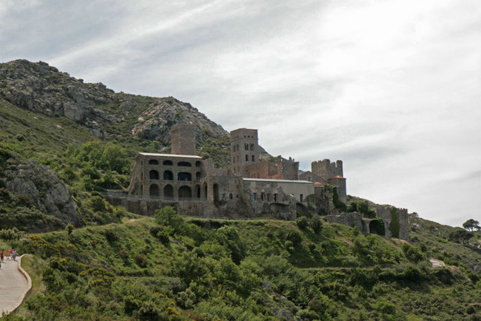 Sant Pere de Rodes klostret ligger højt oppe i bjergene. Sant Pere de Rodes var i 900-tallet et rigt og magtfuldt kloster, kun underlagt paven i Rom. I dag er ruinen indrettet som museum. 