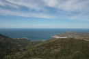 Udsigten oppe fra Sant Pere de Rodes klosteret er fantastisk. Nede ved kysten til højre ses de hvide huse i byen El Port de la Selva. 