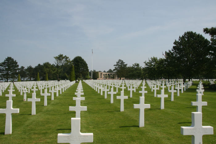 Den amerikanske militærkirkegård i Colleville-sur-Mer. Nogle af de knap 11.000 kors, der er rejst for de amerikanske soldater, der faldt i forbindelse med invasionen i 1944.