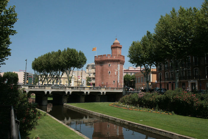 Castillet i Perpignan bygget i 1368. Det ligger som en port mellem det gamle og nye Perpignan ved floden La Basse og Pont General de Laminat.