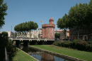 Castillet i Perpignan bygget i 1368. Det ligger som en port mellem det gamle og nye Perpignan ved floden La Basse og Pont General de Laminat.