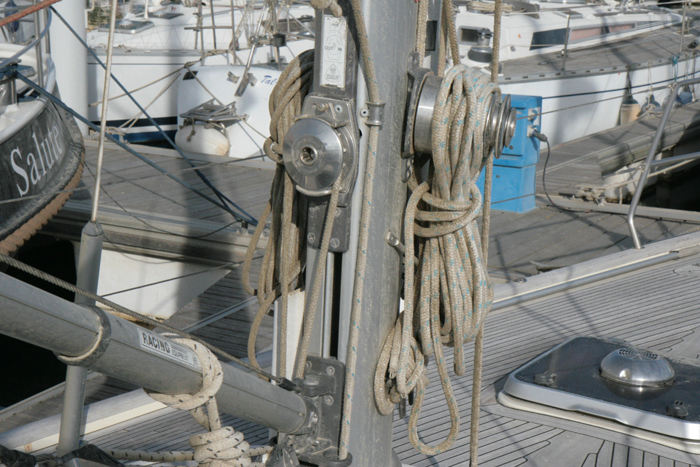 Efter at det havde blæst i tre dage med en hård SØ-lig vind i Canet-en-Roussillon, og sandet var lettet fra stranden og blæst ind over havnen, var bådene møgbeskidte. Se nabobåden.