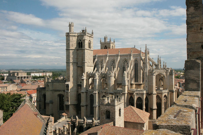 Katedralen i Narbonne set oppe fra toppen af tårnet på den gamle ærkebiskops bolig - nu rådhus – Donjon Gilles Aycelin. 