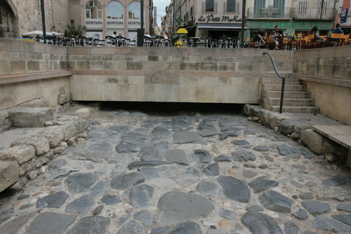 Via Domita, en vej fra Italien til Spanien, bygget i 118 BC gik gennem Narbonne. Her har man afdækket et stykke af den brolagte vej. 