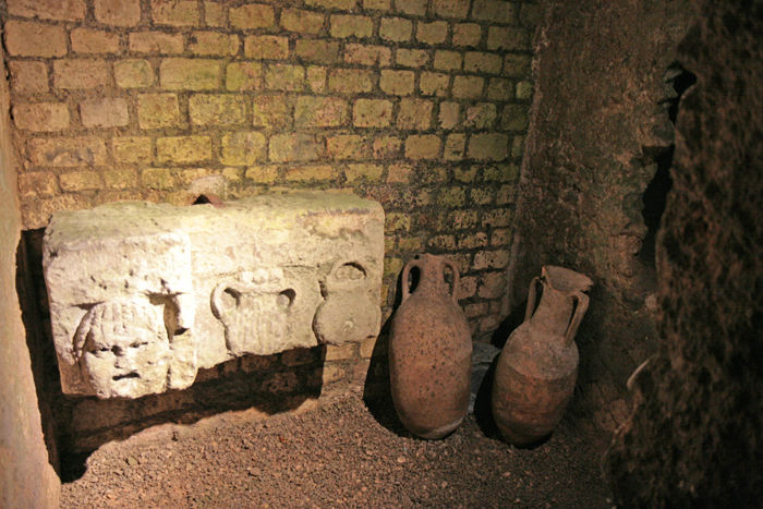 Et billede fra Horreum Romain i Narbonne, et større kompleks af underjordiske forrådskamre anlagt i 118 BC af romerne. Kamrene ligger 5 meter under jorden.