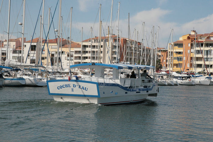 Le Cap d’Agde er en kæmpehavn, der er delt op i mange små havne. Mellem havnene sejler en vandtaxa, og man kan tage en turbåd rundt i havnen, så stor er den.