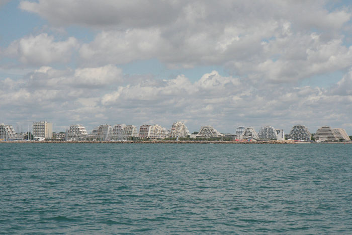 La Grande Motte set ude fra vandet. Det er en lidt speciel arkitektur, der er anvendt ved byggeriet af hoteller og ferielejligheder. 