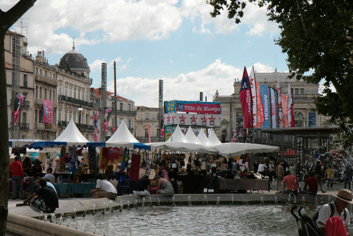 Place de la Comédie i Montpellier er stedet, hvor det sker. Her var marked, og der var indrettet en midlertidig strand, hvor de afviklede mesterskab i strandvolleybold.