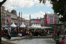 Place de la Comédie i Montpellier er stedet, hvor det sker. Her var marked, og der var indrettet en midlertidig strand, hvor de afviklede mesterskab i strandvolleybold.