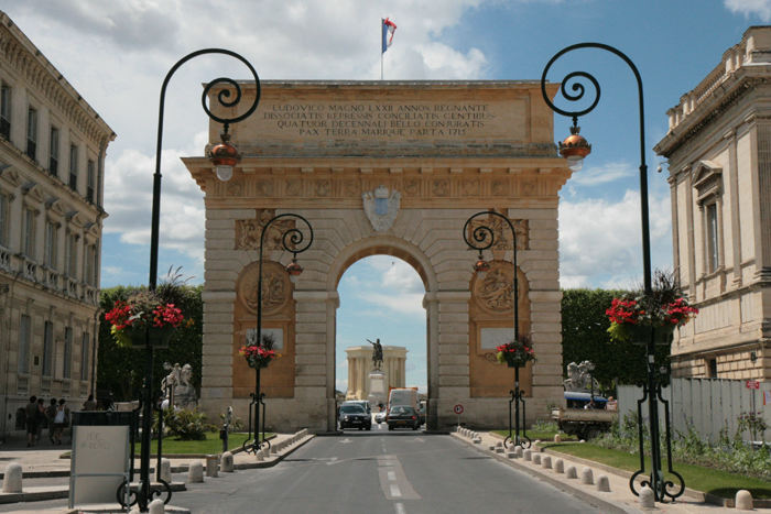 L’Arc de Triomphe i Montpellier. Inde i triumfbuen skimtes rytterstatuen af Louis d. 14. og bagest Le Château d’Eau.   