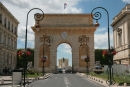 L’Arc de Triomphe i Montpellier. Inde i triumfbuen skimtes rytterstatuen af Louis d. 14. og bagest Le Château d’Eau.   