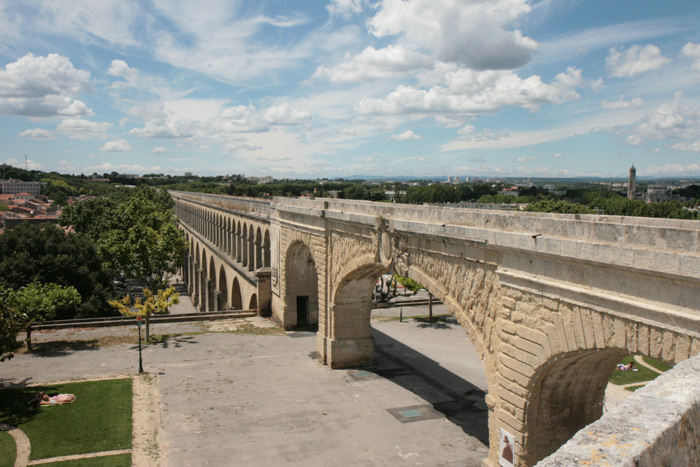 L’Aqueduc des Arceaux i Montpellier er fra 1754 og inspireret af Pont du Gard, der stammer fra romertiden. Den bragte drikkevand til byen fra Saint-Clément.