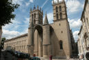 La Cathédrale Saint-Pierre i Montpellier. Katedralen er bygget sammen med en del af byens universitet, La Faculté de Médecine, der ses til venstre for katedralen.