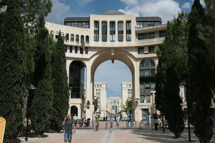 Et billede fra den nye bydel Antigone i Montpellier. Det er et virkelig spændende byggeri, bygget i typisk fransk stil, hvor man kan se gennem ’triumfbuerne’.