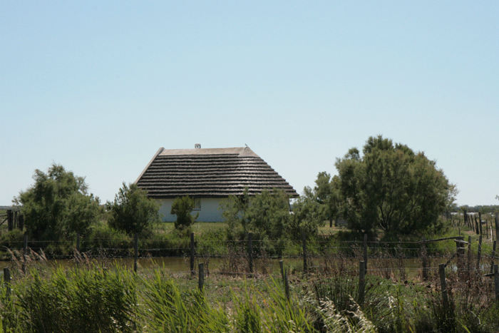 De gamle huse i Camargue området er tækket med rør fra området, og den ende, der vender mod NV (Mistralen), er afrundet.