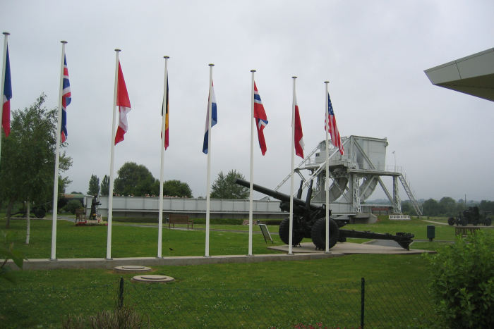 Den gamle Pegasusbro, der havde en central rolle under D-dagen, er kommet på pension i det nærliggende Mémorial Pégasus.