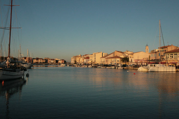 Aftenstemning i havnen i Martigues. Her udsigten fra cockpittet og over mod L’Ile, øen, der forbinder den nordlige og sydlige dele af Martigues. 