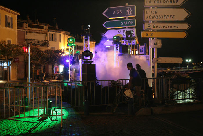 Der var musikfestival i Martigues, da vi var der sidst i august måned. Der var lidt for en hver smag. Her et mobilt diskotek på et gadehjørne ved havnen; de spillede teknomusik.  