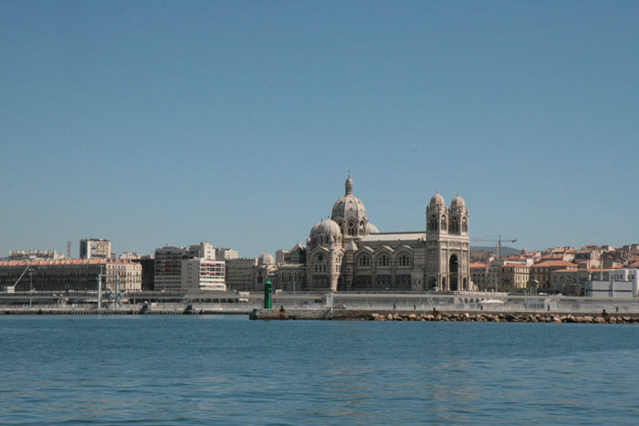 Den store katedral i Marseille. Den ligger lige ud til havnefronten og ser imponerende ud, når man kommer sejlende ind til Marseille. 