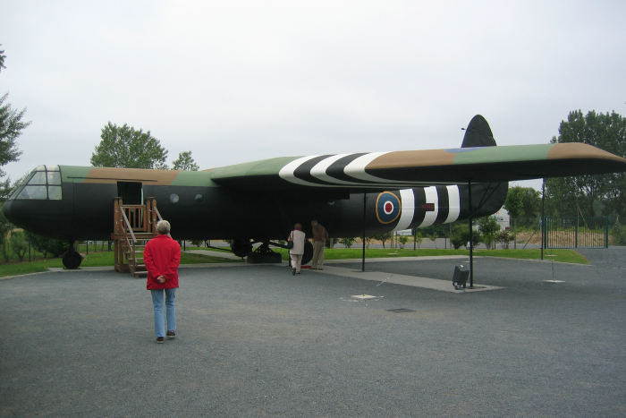 En kopi af et af de 300 svævefly, der blev brugt af englændernes 6th Airborne Devision ved erobringen af Pegasusbroen. Mémorial Pégasus.