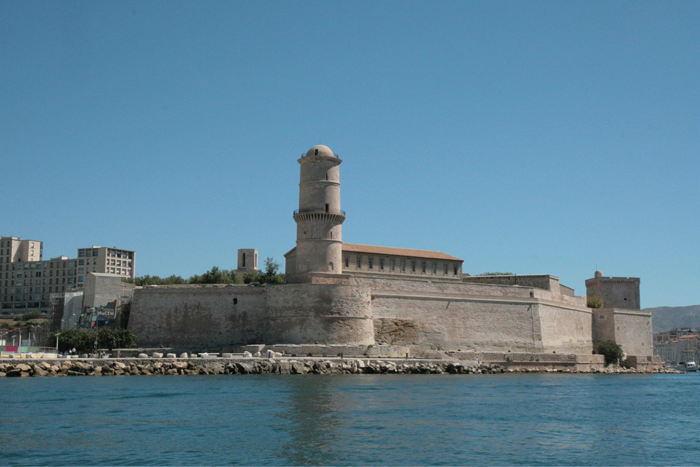Det er en helt speciel fornemmelse at sejle ind til Port Vieux i Marseille. Her passerer vi forbi Fort Saint-Jean, og på den anden side ligger Bas Fort Saint-Nicolas.