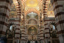 Notre-Dame de la Garde i Marseille er lidt specielt udsmykket. Der er ikke mange kvadratmeter, der ikke er bemalet eller behængt med alm. malerier. 