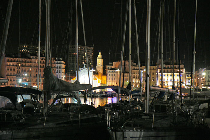 Aftenstemning i Vieux Port i Marseille. Det er Saint-Ferréol kirken, der ses inde i bunden af havnen.
